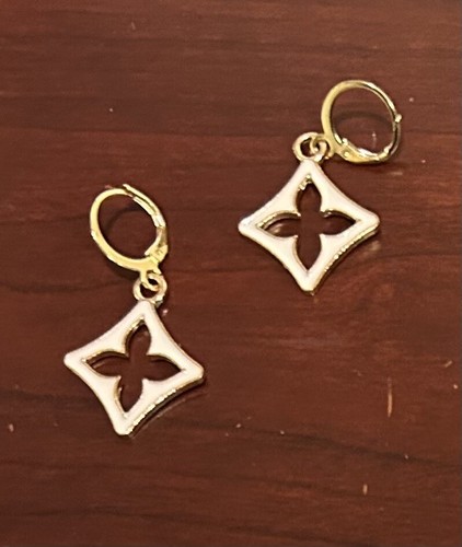 WEISSE EMAILLE DIAMANT STERN KLEEBLATT GELBGOLDFARBENE OHRHÄNGER MIT HEBELVERSCHLUSS 1 PR - Bild 1 von 4