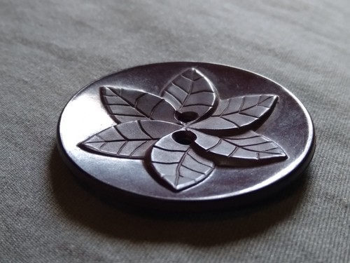 Neat Vintage Burgundy Twirled Leaves Plastic Button. - Picture 6 of 12
