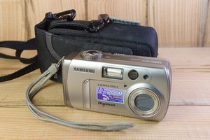 Samsung Digimax 420 Digital Camera with case Silver - Tested Working