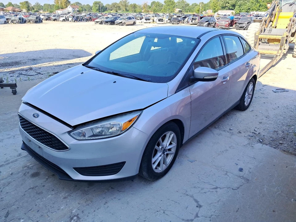Depósito de líquido de lavadora usado se adapta a: Ford Focus SDN Grado A 2015 Foto 2 de 4