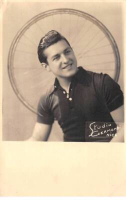 06 - Nr. 83251 - NIZZA - Studio Germondi - Mann vor einem Fahrradrad - Fahrrad
