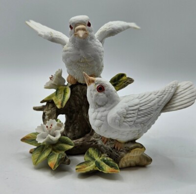 Vintage Price Products Pair of Dove's Figurine.   Hand Painted Wings Spread