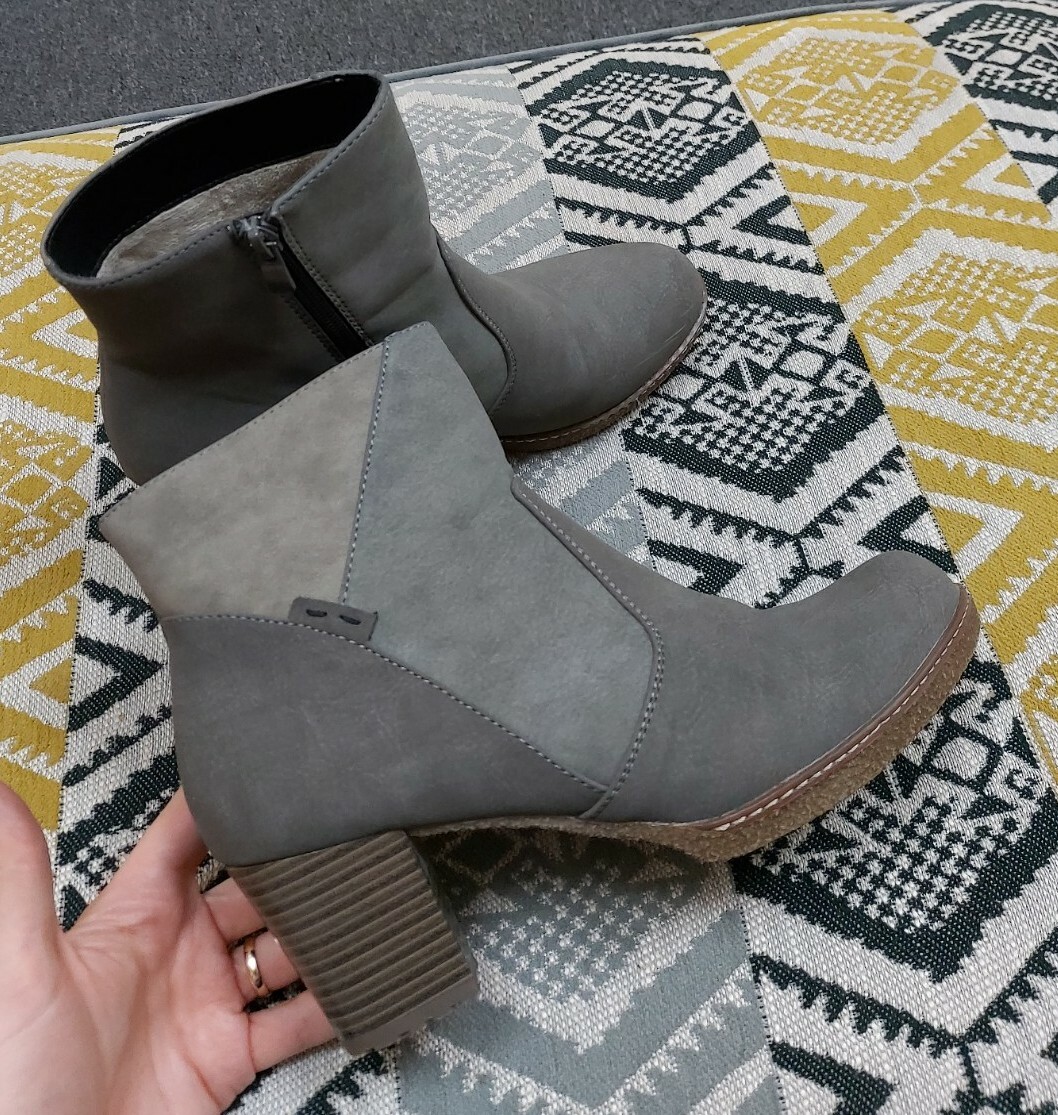 EUC Womens Rieker Antistress Grey Patch 