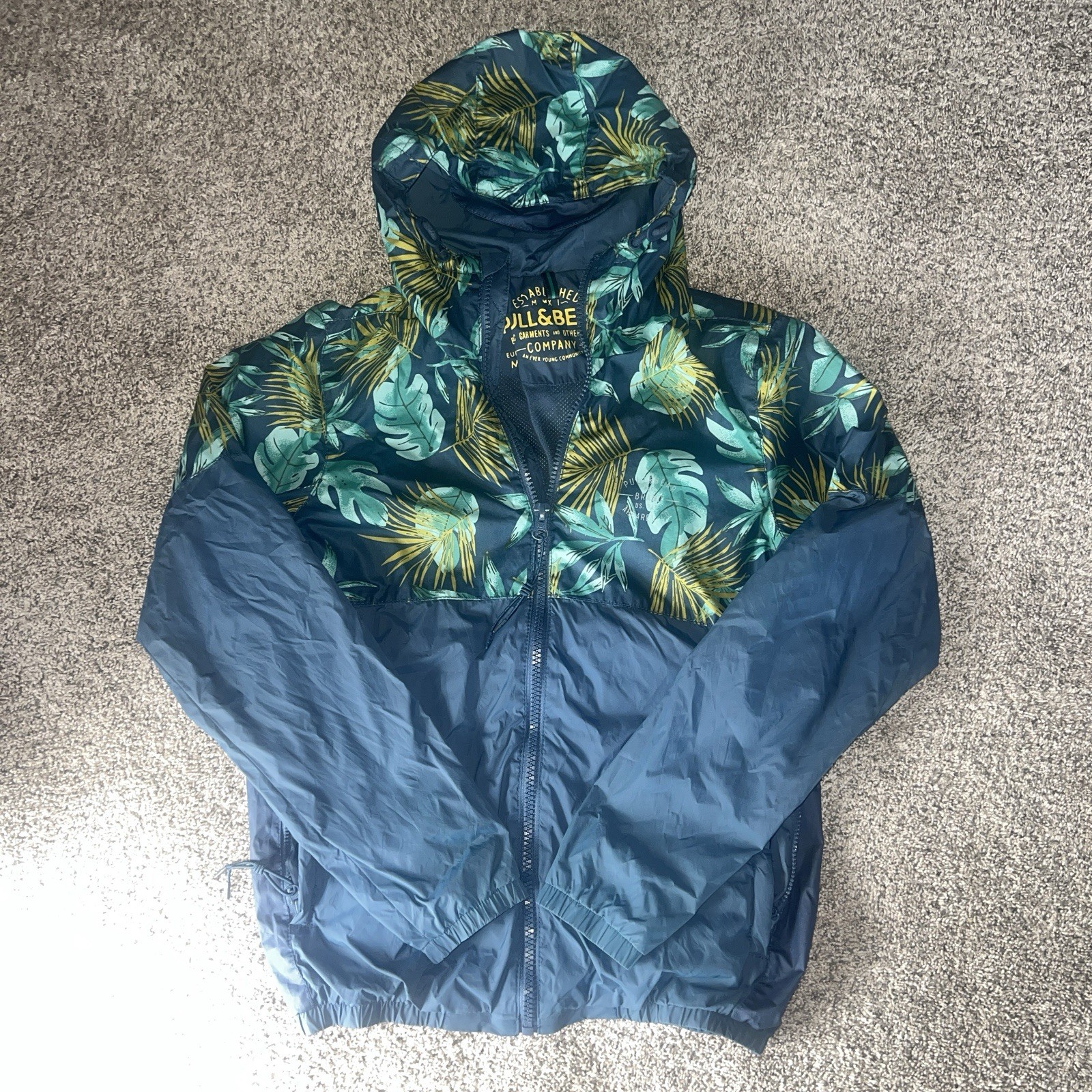 Pull& Bear Windbreaker/ Light Weight Bomber Jacke… - image 1