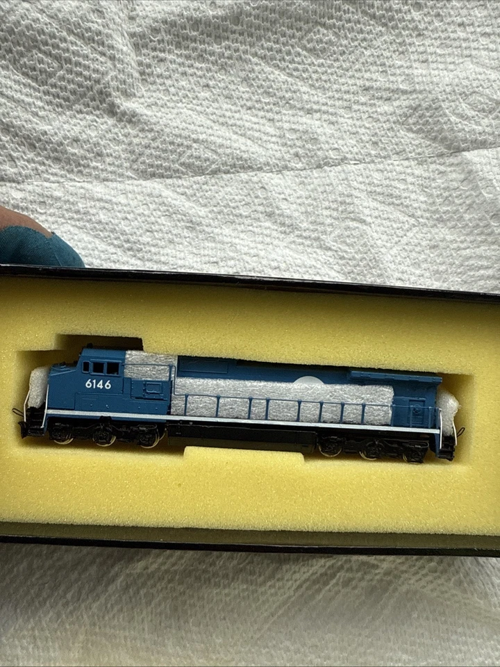 Hallmark N scale GE Dash 8-40 CW Conrail Minty Great Quality - Image 2 of 4