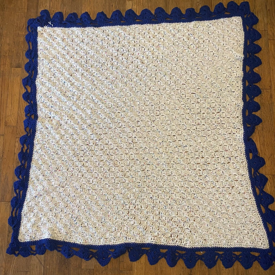 Manta afgana hecha a mano blanca crema con ribete azul ganchillo aprox 48x48 Foto 2 de 4