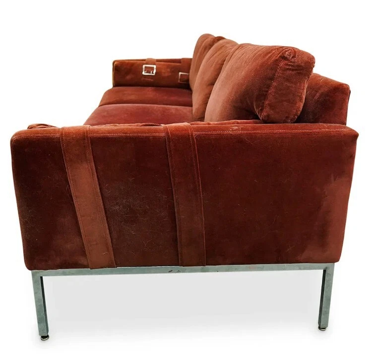 Sofá Florence Knoll Attrib 3 Lugares Veludo Vermelho Fivela Braços com Cinto Cromado MCM Sofá - Imagem 4 de 4