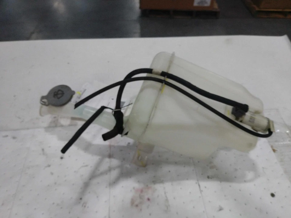 Used Washer Fluid Reservoir fits: 2015 Nissan Versa Sdn Grade A Foto 2 de 4