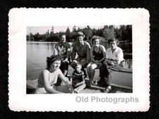 WW2 ERA SOLDIER w/FAMILY FRIENDS LAKE DOCK OLD/VINTAGE PHOTO- E367