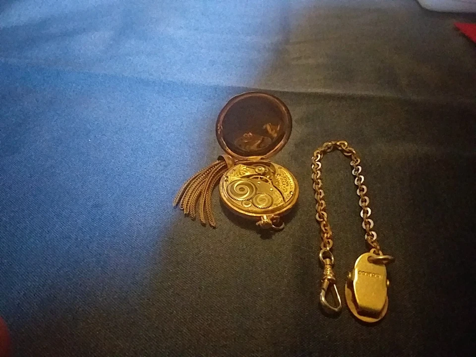 Reloj Bolsillo Elgin Oro Vintage con 2 Cadenas y Llavero Por G.O.M. Comp. Royal Case Foto 3 de 4