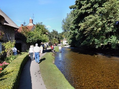 Foto 12x8 Thornton Beck Thornton-le-Dale gegenüber der Schokoladenschachtel Cotta c2016