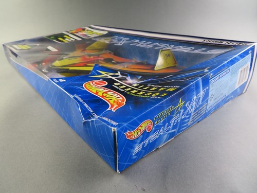 2000 Hot Wheels and Lockheed Martin Skunk Works STEALTH X-17 Flying Wing Neu in Verpackung rot - Bild 3 von 6