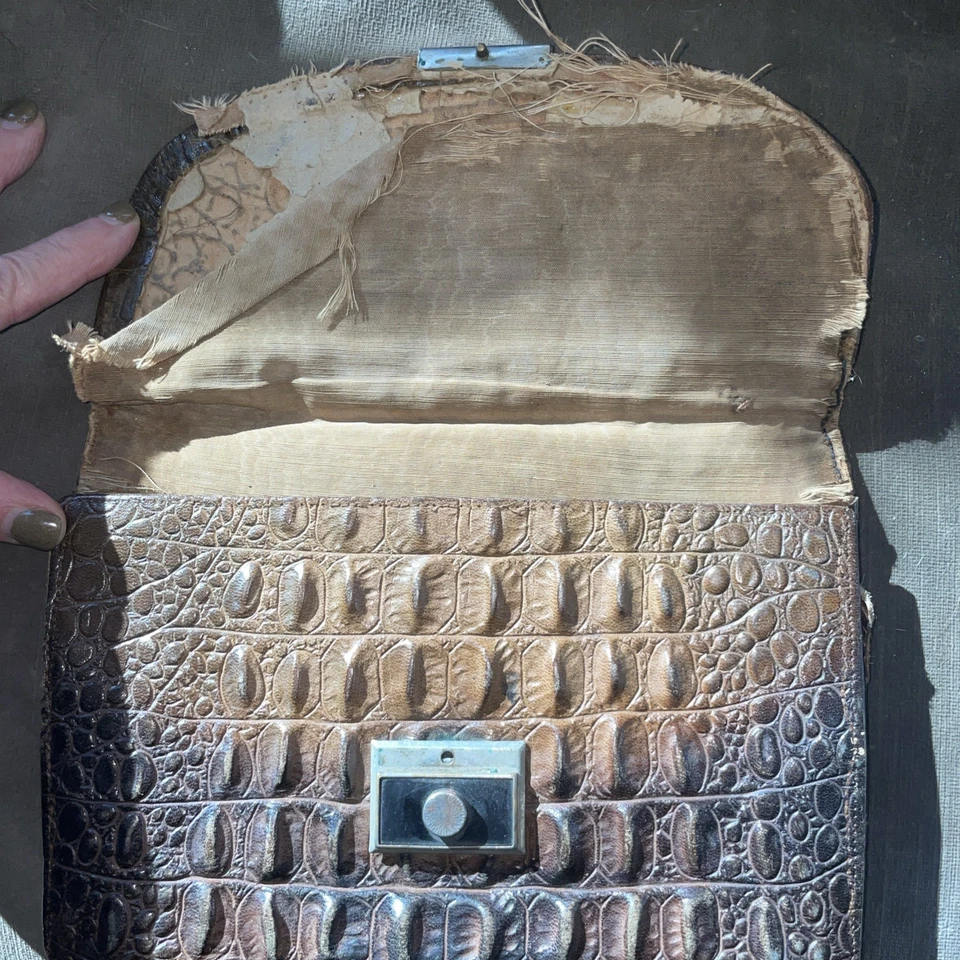 Embreagem vintage de crocodilo  - Imagem 2 de 4