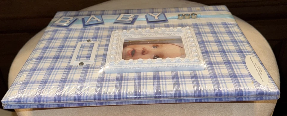 Nuevo en Paquete Sellado Bebé Niño Libro de Memoria Nuestro Pequeño Hombre Marco Blanco Azul Cuadros Foto 3 de 4