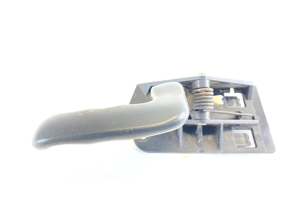 1999-2007 Chevrolet Silverado 1500  Left Driver Inner Door Handle 15746473 - Изображение 2 из 4