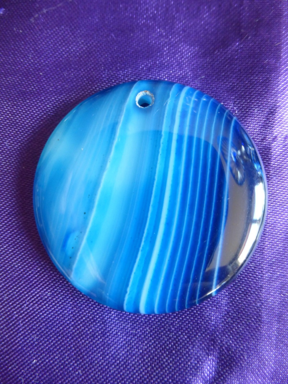 Pendentif rond agate bleu transparent 3.9 cm, pierre naturelle pour confection collier femme