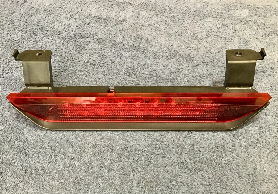 Conjunto de tercera luz de freno central Nissan OEM para Xterra 26590-EA50C T Foto 2 de 4