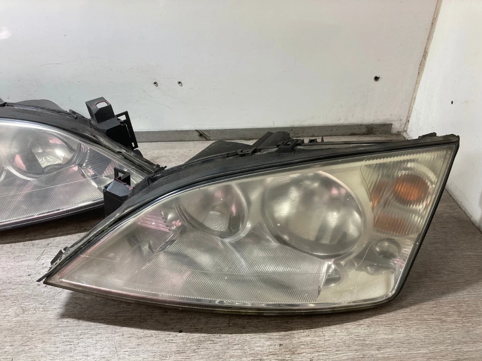 Par de faros delanteros Ford Mondeo 2006 del lado del conductor y del pasajero Foto 2 de 4