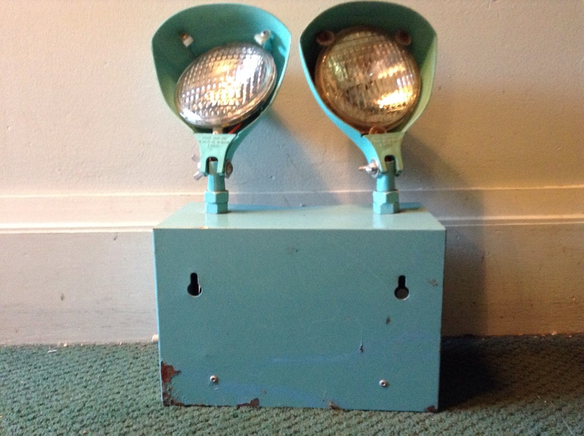 VERY RARE APPLETON MFG TURQUOISE EMERGENCY SPOT LIGHT MODEL 5000