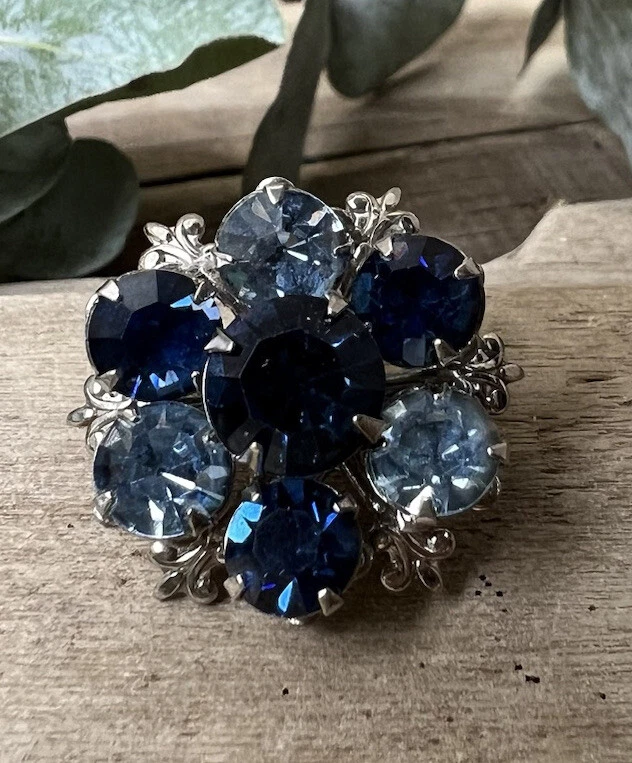Small blue brooch deals