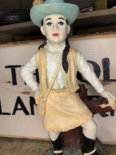Chalkware Statue Of Cowgirl Leaning Against A Log With Boots, Hat And Haversack - Picture 11 of 12