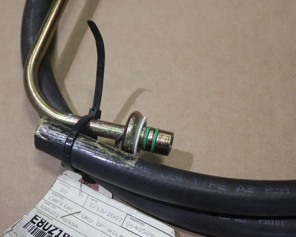 Mangueira de sucção de refrigerante Ford A/C E8UZ19835A A/C nova em estoque antiga fabricante de equipamento original - Imagem 4 de 4