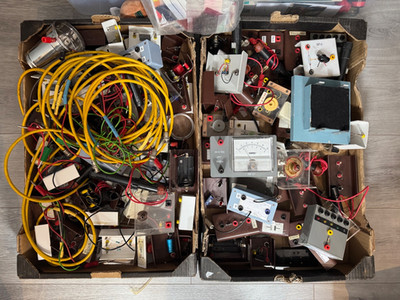 GROSSER RESTPOSTEN VINTAGE ELEKTRISCHE EXPERIMENTIERGERÄTE INKL. UNILAB KOMPONENTEN