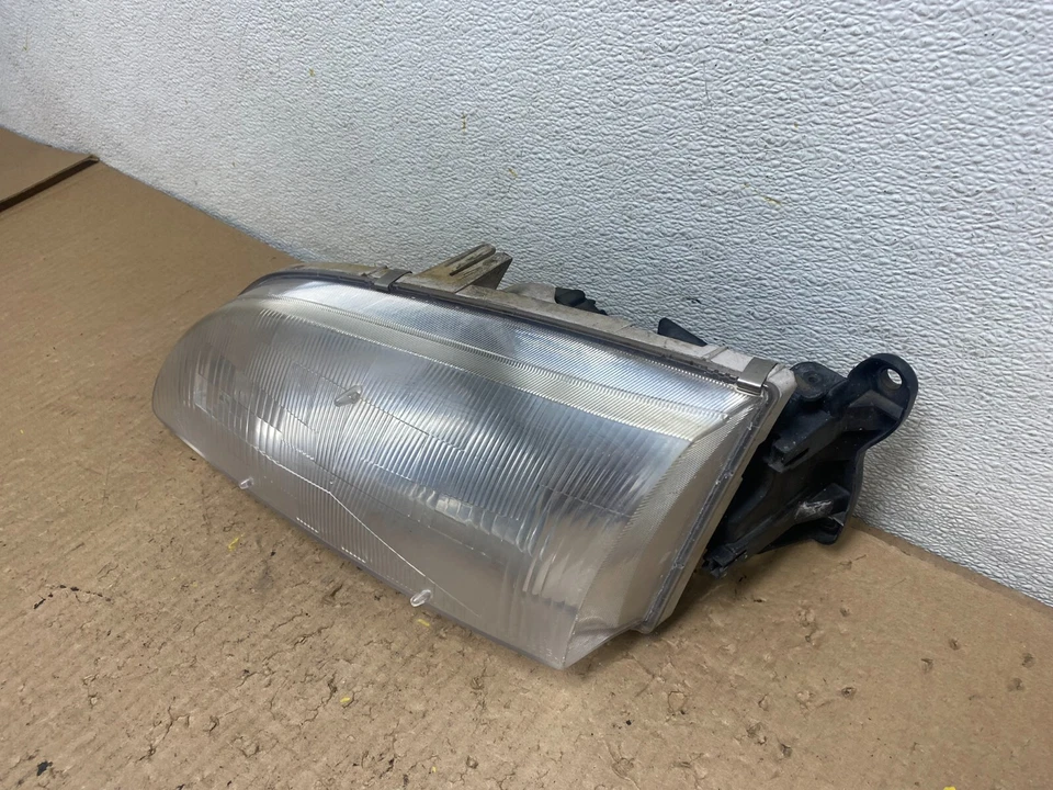 Оригинальная левая фара левая со стороны водителя для Mazda 626 1998–1999 годов выпуска D3470 - Изображение 2 из 4