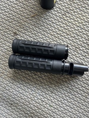 HARLEY DAVIDSON OEM STREET GLIDE, ROAD GLIDE HANDLEBAR GRIPS 56100586 56100587