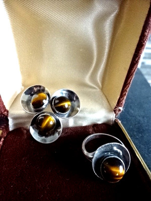 NE FROM: NE FROM orig. Brosche und Ring Tigerauge im Etui FANTASTISCH