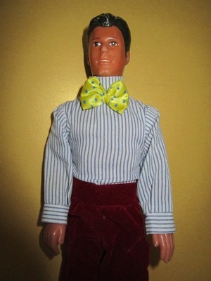B-1183) ALTE BRÜNETTE MÄNNLICHE DOLL HASBRO VINTAGE OVERALL MIT SCHLEIFE+SCHUHE