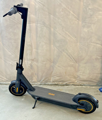 Segway - G30P Electric Scooter Foldable w/40.4 miles & 18.6 mph Max Speed Used