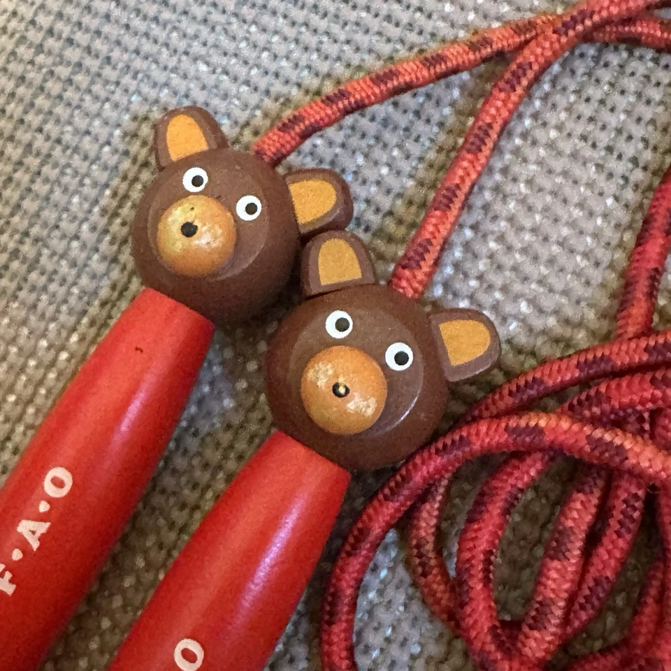 Vintage FAO Schwartz Red Wood  Bear Face 69" Jump Rope - Изображение 4 из 4