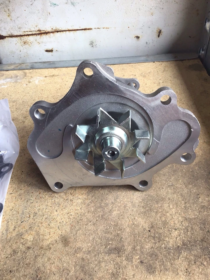 Nueva bomba de agua CARQUEST T4198 para Nissan Pathfinder Armada Titan Infiniti QX56 Foto 3 de 4