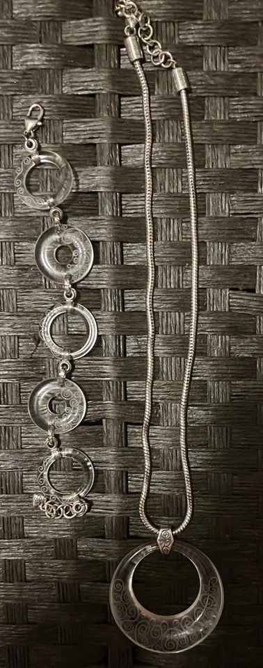 Brighton 熔岩休息室透明 Lucite 吊坠项链银色链大号圆形 — 第 2/4 张图片