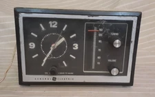 Vintage 1970s GE model 7-4725 AM only Alarm Clock Radio, Tested & Working!