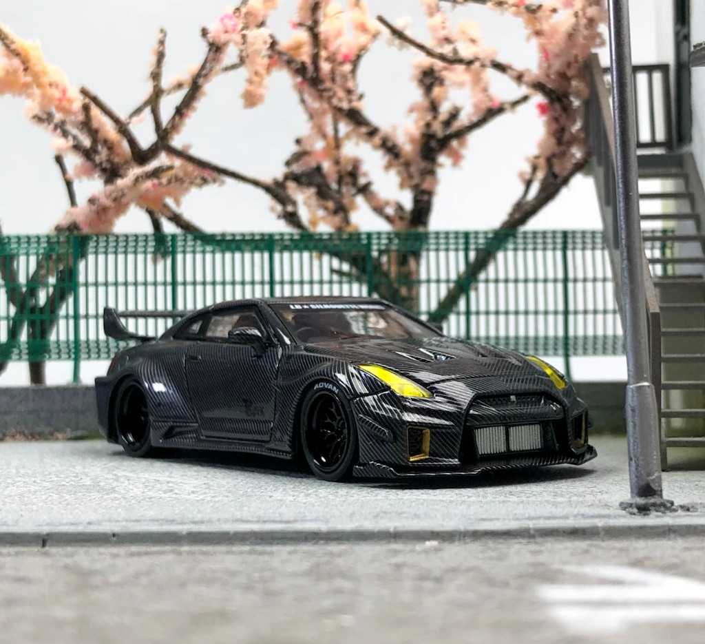 LBワークス　日産GTーR 1/64 Chase! Mini GT 1:64 Liberty Walk LB Works Nissan GT-R (R35