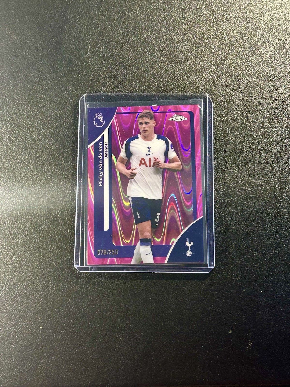 Topps Chrome 2025-26 Micky van de Ven #174 - Tottenham /250 Pink Raywave