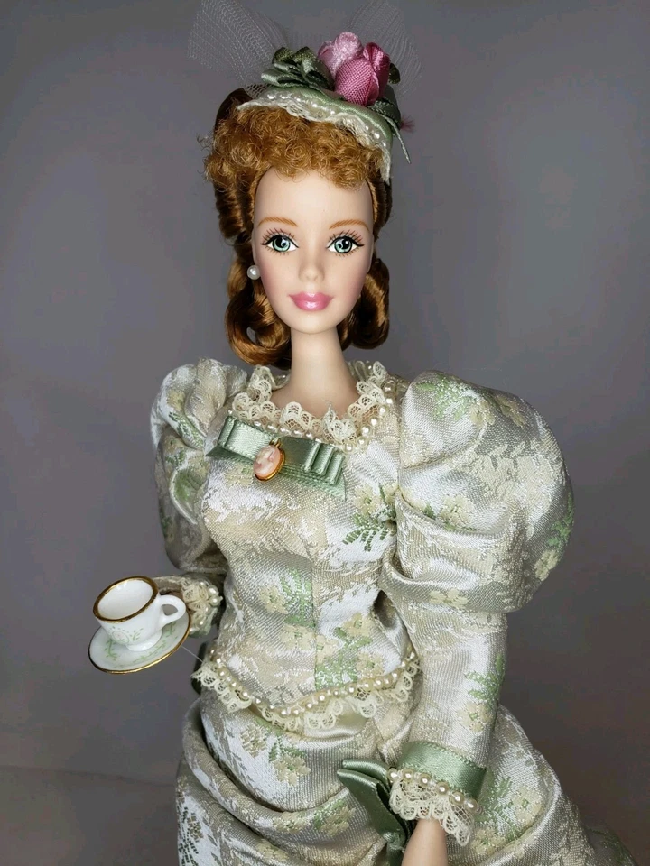 НОВАЯ ФАРФОРОВАЯ КУКЛА БАРБИ С ВОСПОМИНАНИЯМИ 1998 ОГРАНИЧЕННЫЙ ВЫПУСК MATTEL 20983 - Изображение 2 из 4