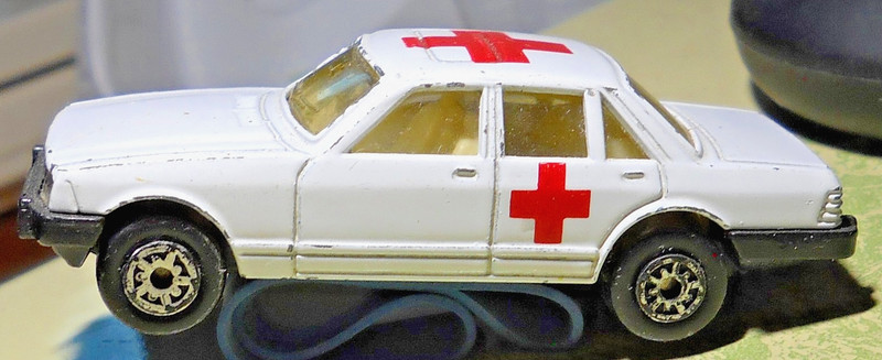 White Maisto 1:64 Diecast Ford Granada 2.8 GL - Red Cross Car * FREE SHIPPING!