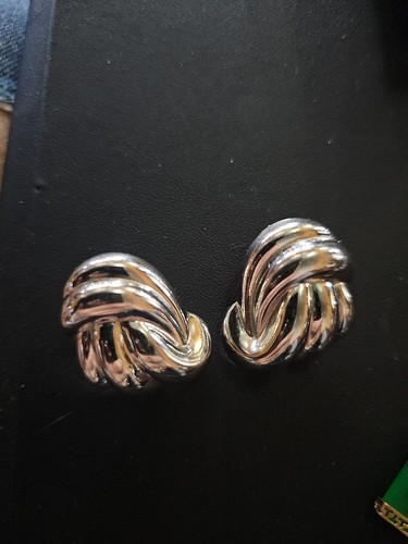 Pendientes de poste acanalados modernistas vintage tono plata - Imagen 1 de 2