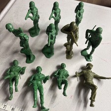 Vintage Green Plastic Toy Soldiers Set Of 11 Army Figures 5  Tall