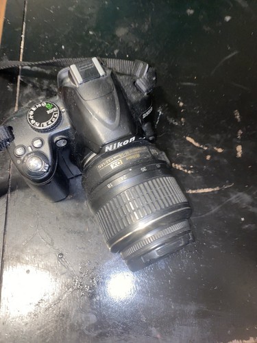 Nikon D D3000 10.2MP 18-55mm f/3.5-5.6G AF-S DX VR Nikkor Digital SLR Camera - Picture 4 of 4