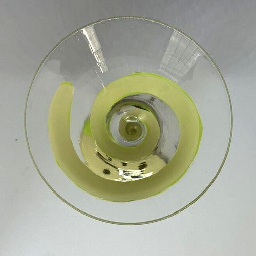 Vaso Martini pintado a mano Lolita "Appletini" con receta y firma en la parte inferior - Imagen 3 de 5