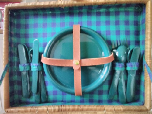 Picnic Wicker Hamper Basket 4 Person Used with All Plastic Cutlery Intact - Picture 2 of 8