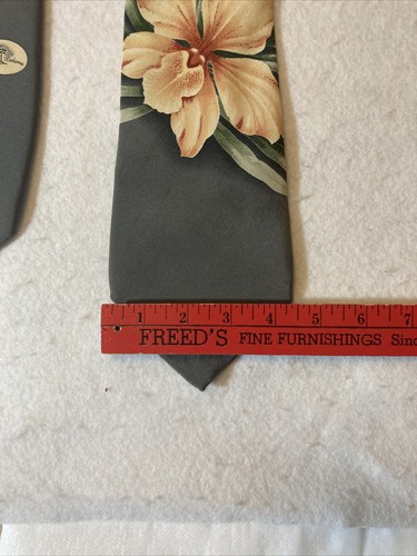 Beautiful Tommy Bahama Silk Necktie Green One Flower - Picture 10 of 10