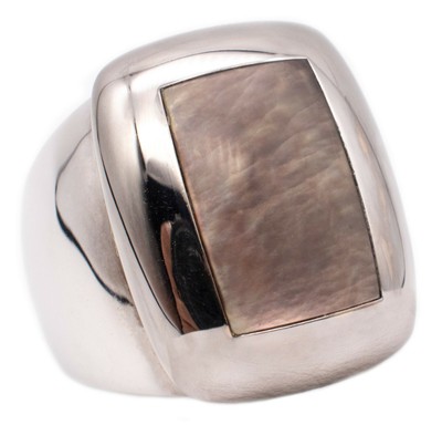 VAN CLEEF & ARPELS, PARIS 18 KT GOLD BABYLON RING WITH GRAY NACRE NEAT WITH BOX!