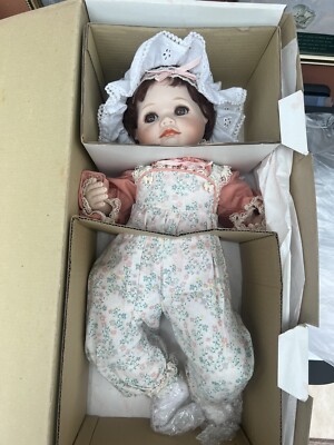 HAMILTON COLLECTION HERITAGE PUPPE ''SARA'' MIT HASE & DECKE # 0322