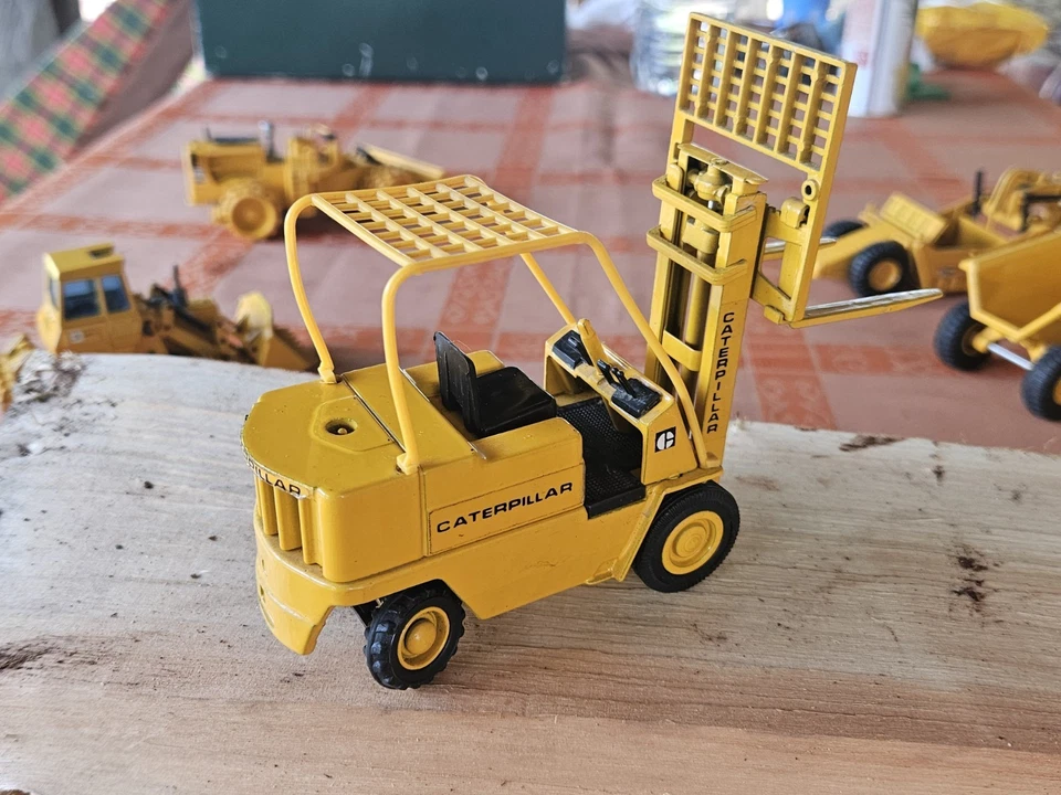 JOAL COMPACT 1:25 CATERPILLAR  Elevatrice Forklift CAT V60 , REF. 215 - Immagine 3 di 4
