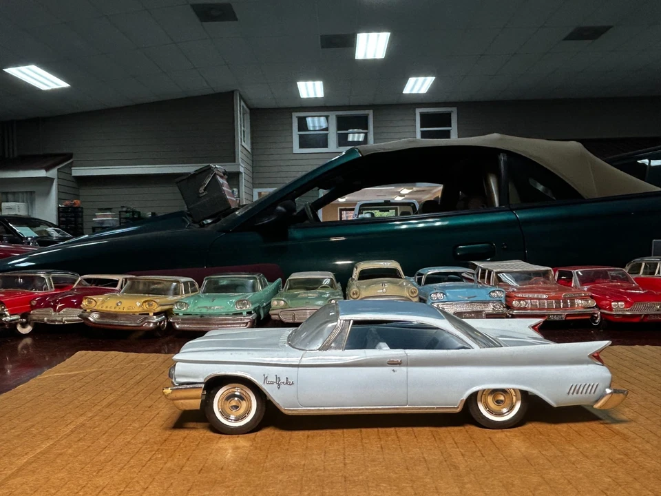 Jo-Han Models 1960 Chrysler New Yorker Dealer modelo promocional com estojo escala 1:25 - Imagem 2 de 4